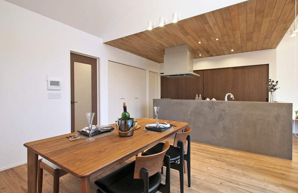 キッチンの天井は板貼り、安心感の高さに設定