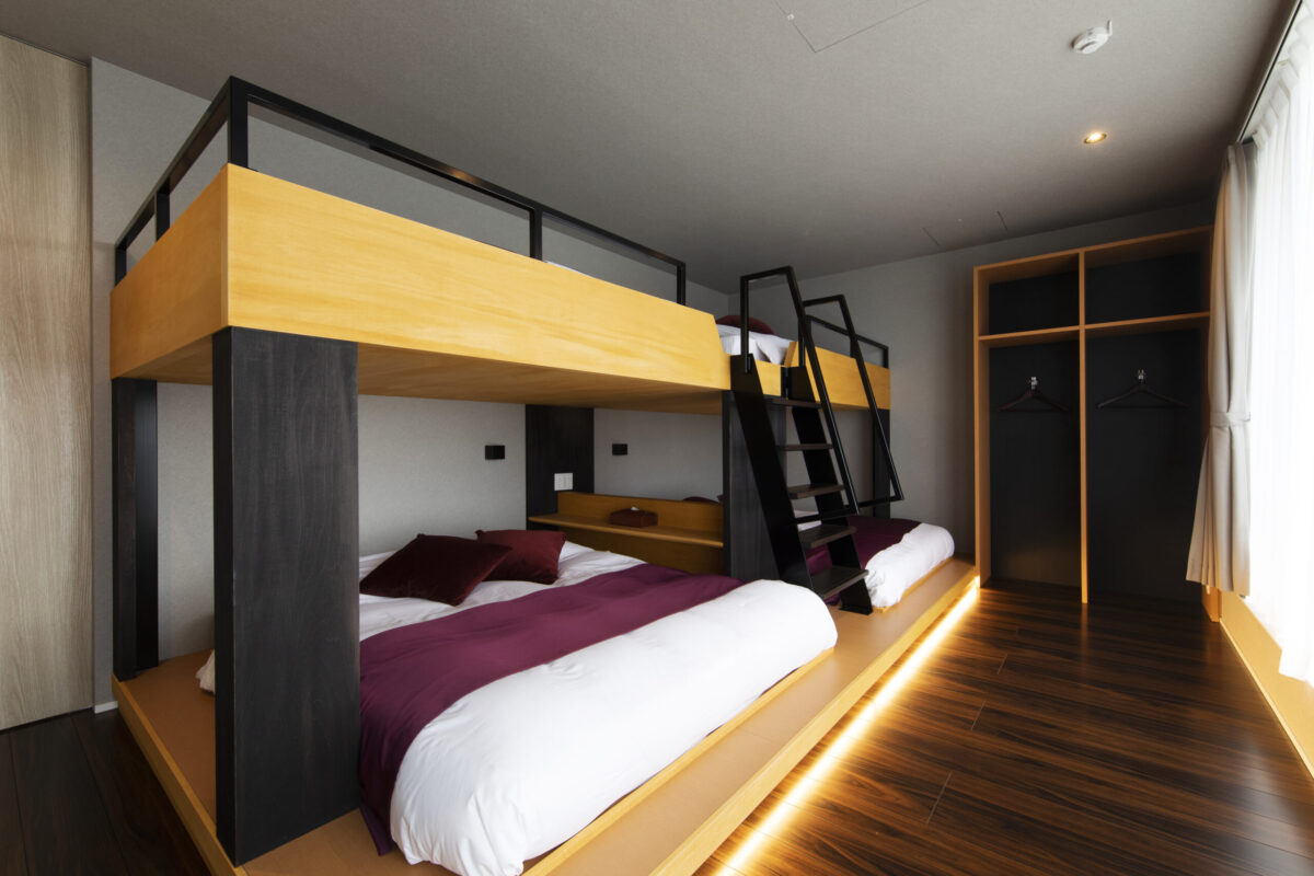 客室は造作ベッドで大人数でも泊まれるように設計