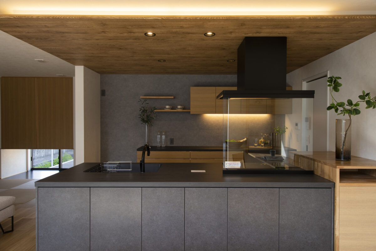 グレー×木で統一されたキッチンは、間接照明でよりおしゃれに演出