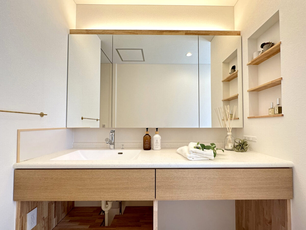 造作洗面台は、ライフスタイルに合わせた三面鏡やニッチで収納量を確保。