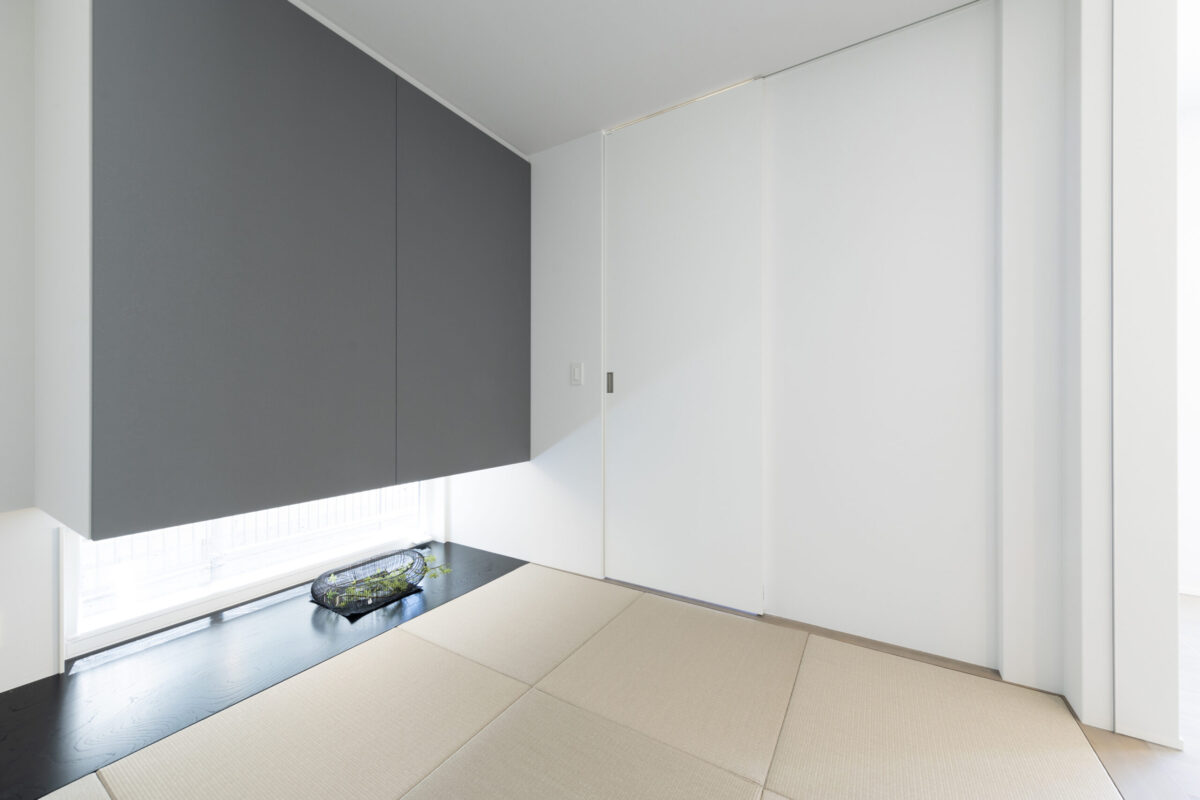客間としての和室は琉球畳と吊収納でモダンな雰囲気。